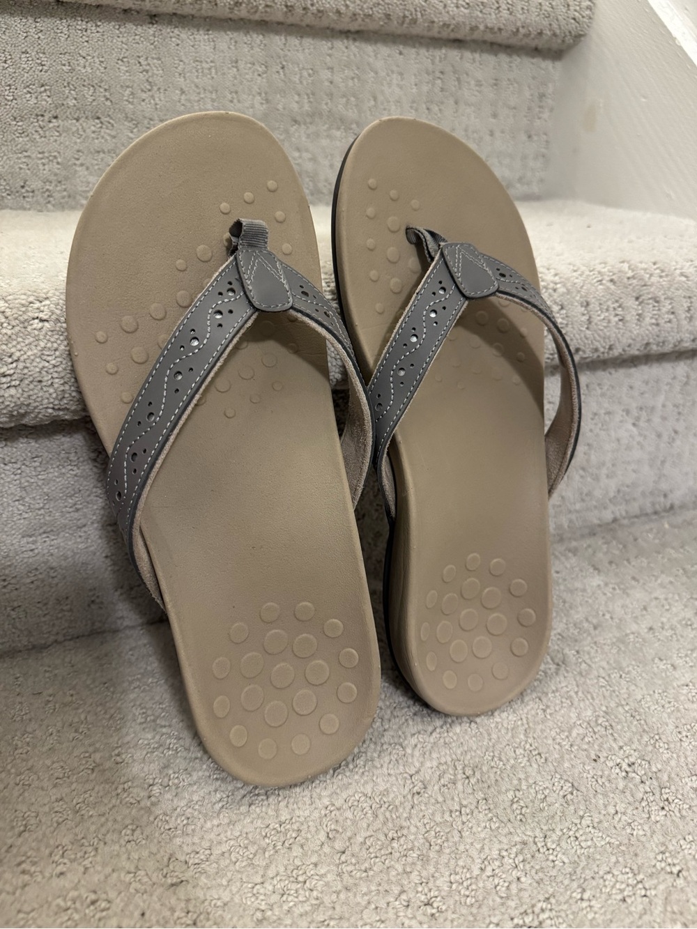 NEW Vionic Akea Women’s Supportive Thong Sandals – Gray – Size 11